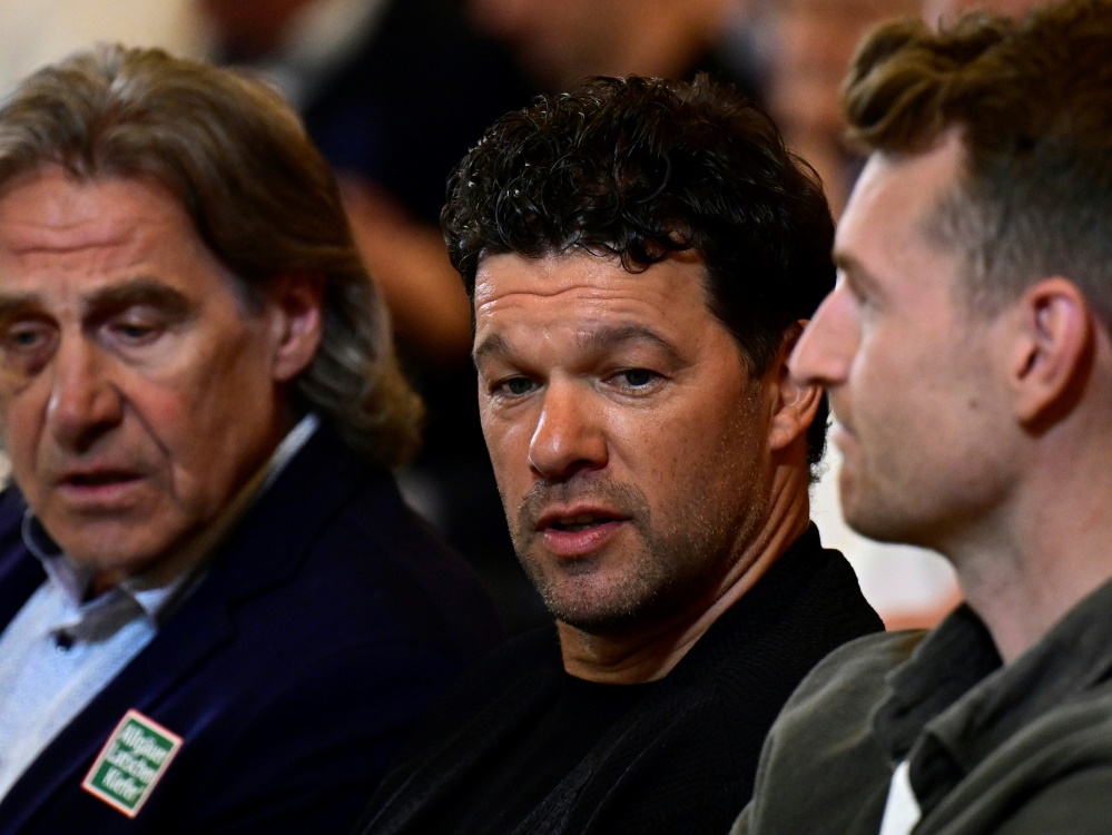 TV-Experte Michael Ballack (M.) (Foto: AFP/SID/JOHN MACDOUGALL)