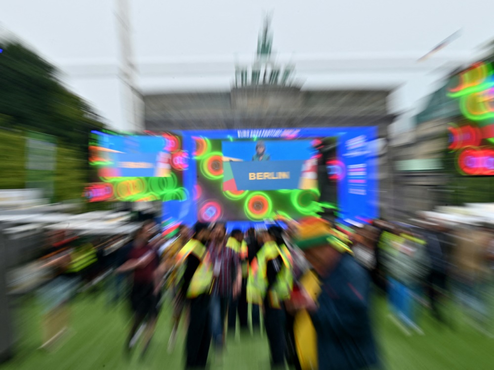 Fans vor dem Brandenburger Tor (Foto: AFP/SID/RALF HIRSCHBERGER)