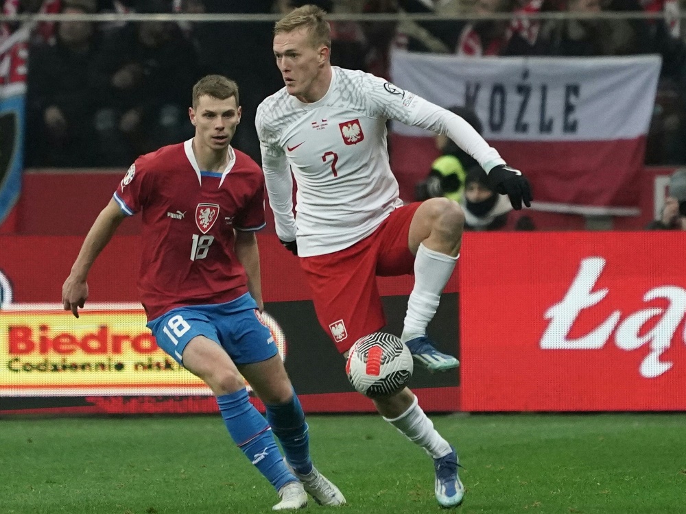 Swiderski (r.) glaubt an eine rasche Genesung (Foto: AFP/SID/JANEK SKARZYNSKI)