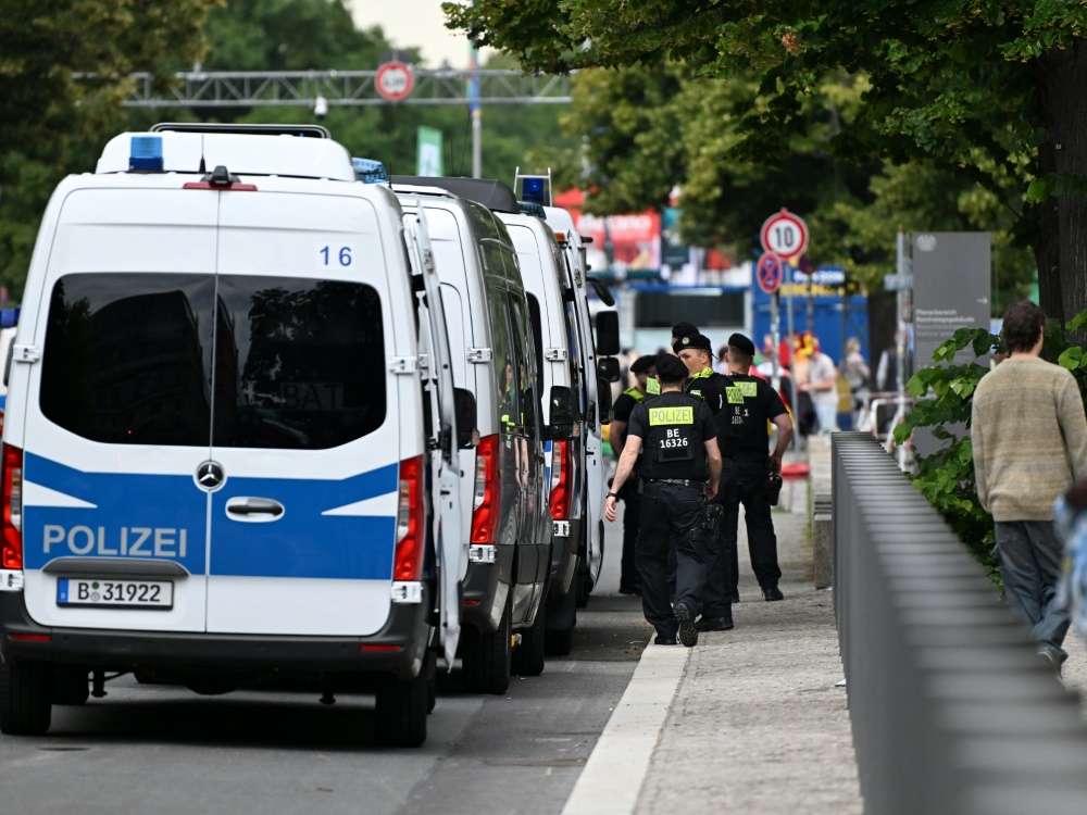 Die Berliner Poliezi musste an der Fanzone eingreifen (Foto: AFP/SID/RALF HIRSCHBERGER)