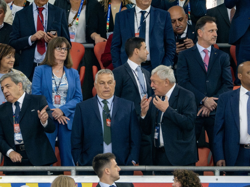 Orban (M.) in München auf der Tribüne (Foto: AFP/SID/ODD ANDERSEN)