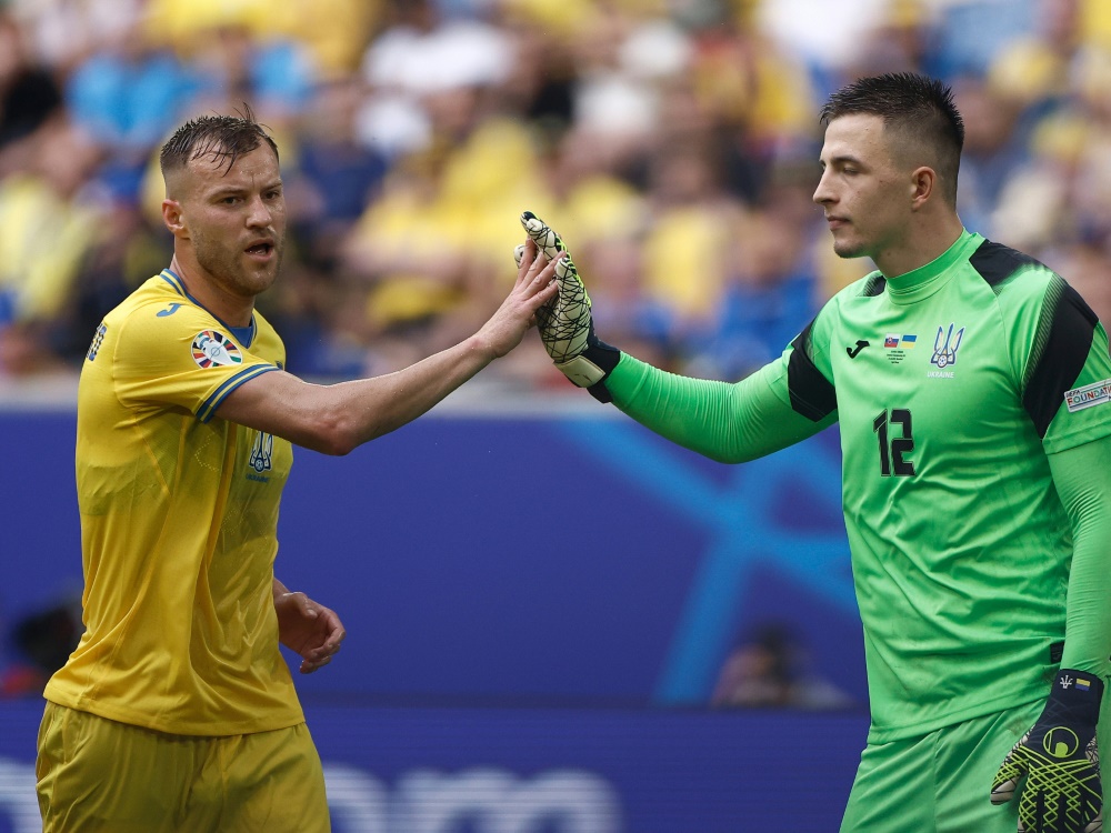 Anatolij Trubin (r.) will Taten sprechen lassen (Foto: AFP/SID/KENZO TRIBOUILLARD)