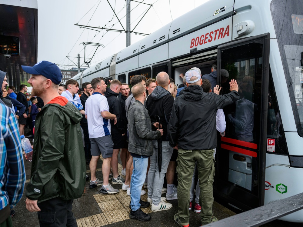 Fans suchen nach einem Platz in der Bahn (Foto: IMAGO/Bildbyran/IMAGO/Bildbyran/SID/IMAGO/JESPER ZERMAN)