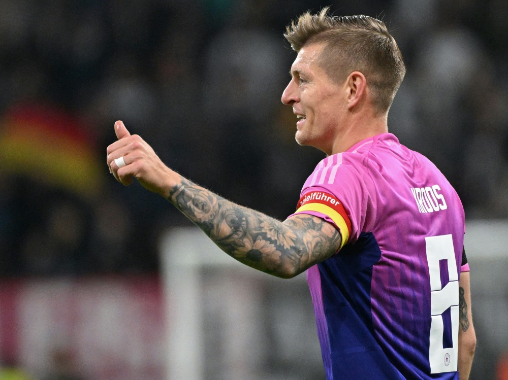 Kroos im März in Pink-Lila (Foto: AFP/SID/KIRILL KUDRYAVTSEV)