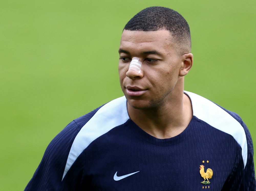 Kylian Mbappe mit Pflaster auf der Nase (Foto: AFP/SID/FRANCK FIFE)