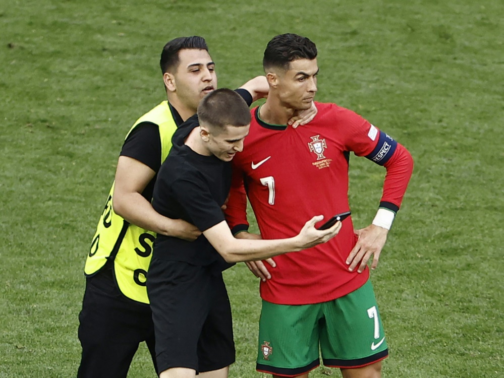 Begehrtes Motiv: Cristiano Ronaldo und ein Flitzer (Foto: AFP/SID/KENZO TRIBOUILLARD)