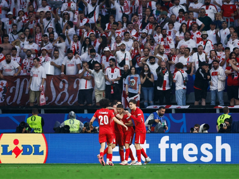 Güler wird von den Teamkollegen gefeiert (Foto: AFP/SID/KENZO TRIBOUILLARD)