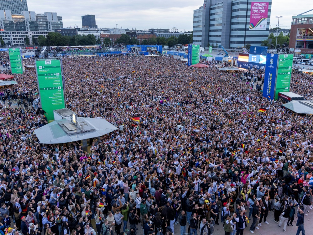 Public Viewing auf dem Heiligengeistfeld (Foto: IMAGO/Matzel/IMAGO/Matzel/SID)