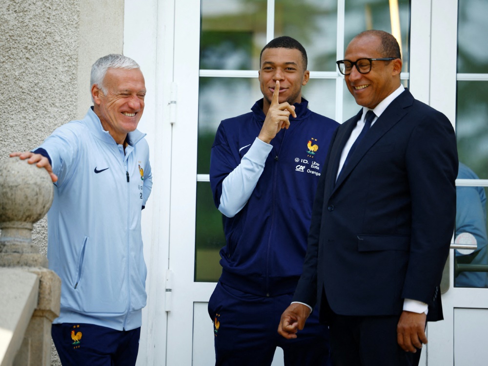 Nicht zu früh reden: Diallo (r.) mit Mbappe und Trainer Didier Deschamps (Foto: POOL/POOL/SID/SARAH MEYSSONNIER)