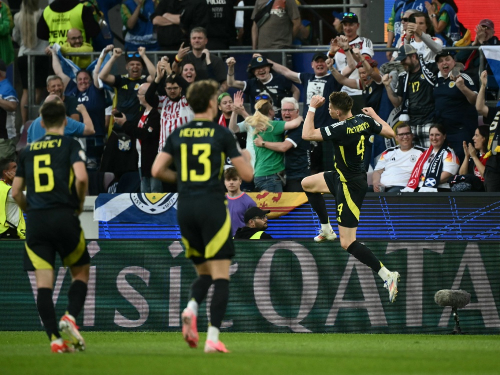 Scott McTominay (r.) jubelt über die zwischenzeitliche Führung (Foto: AFP/SID/ANGELOS TZORTZINIS)