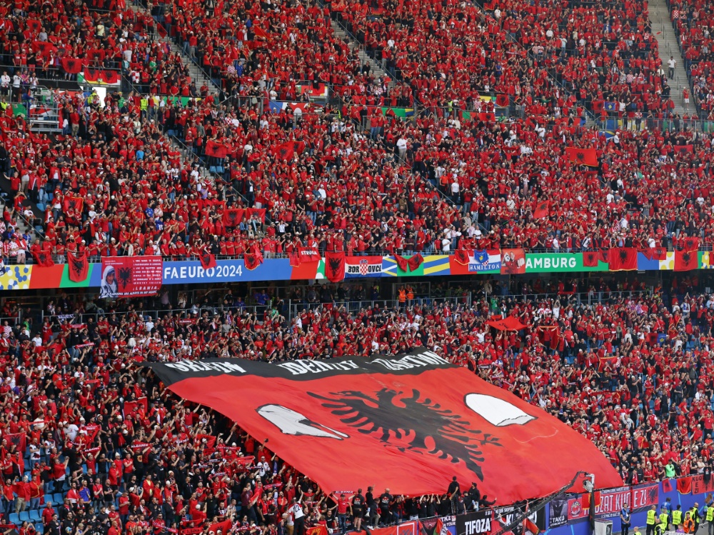 Fans von Albanien in Hamburg (Foto: AFP/SID/RONNY HARTMANN)