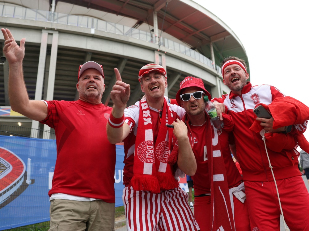 Dänische Fans vor dem Frankfurter Stadion (Foto: AFP/SID/ADRIAN DENNIS)