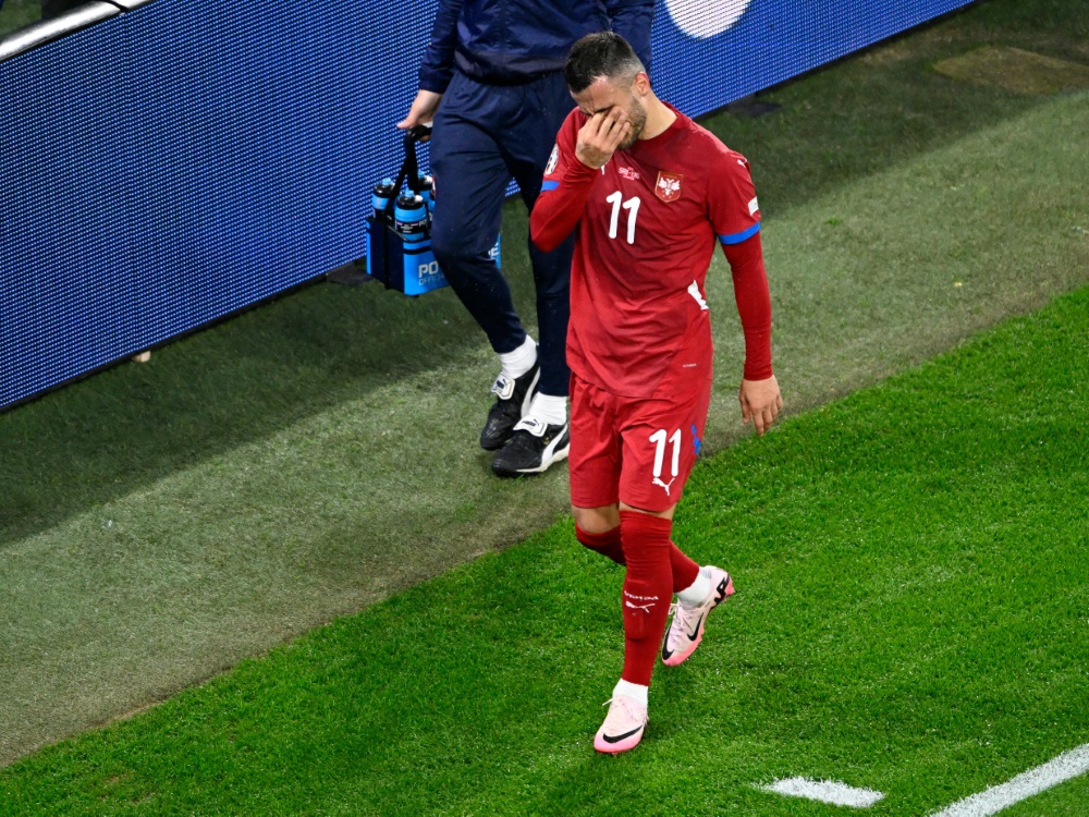 Filip Kostic verlässt das Feld im Spiel gegen England (Foto: AFP/SID/INA FASSBENDER)