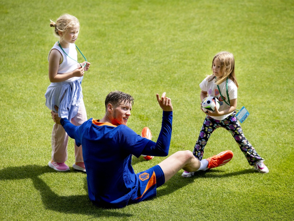Wout Weghorst genoss die Zeit mit seinen Kindern (Foto: IMAGO / ANP/IMAGO / ANP/SID/IMAGO/Training session The Netherlands)
