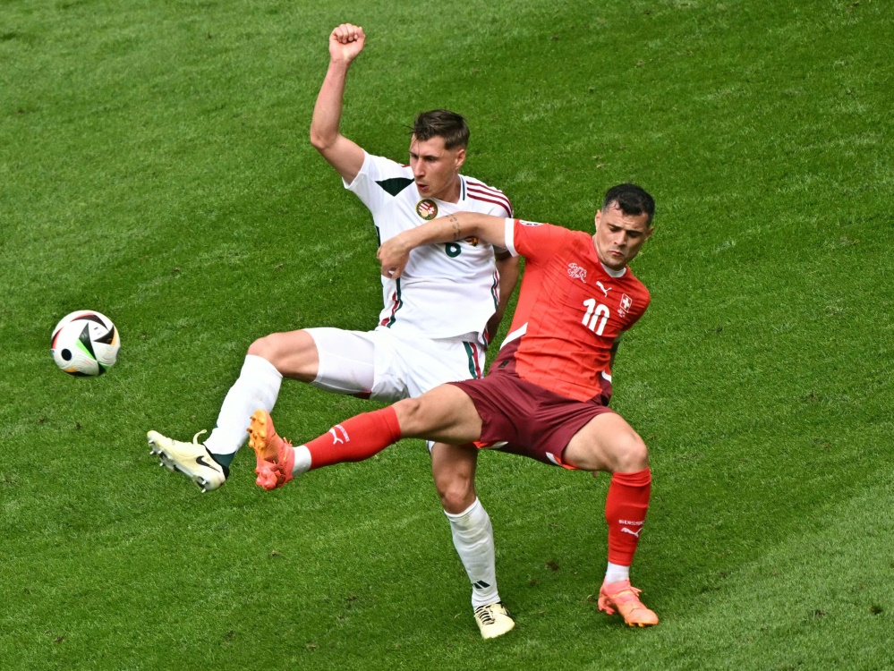 Willi Orban (li.) im Duell mit Granit Xhaka (Foto: AFP/SID/JAVIER SORIANO)