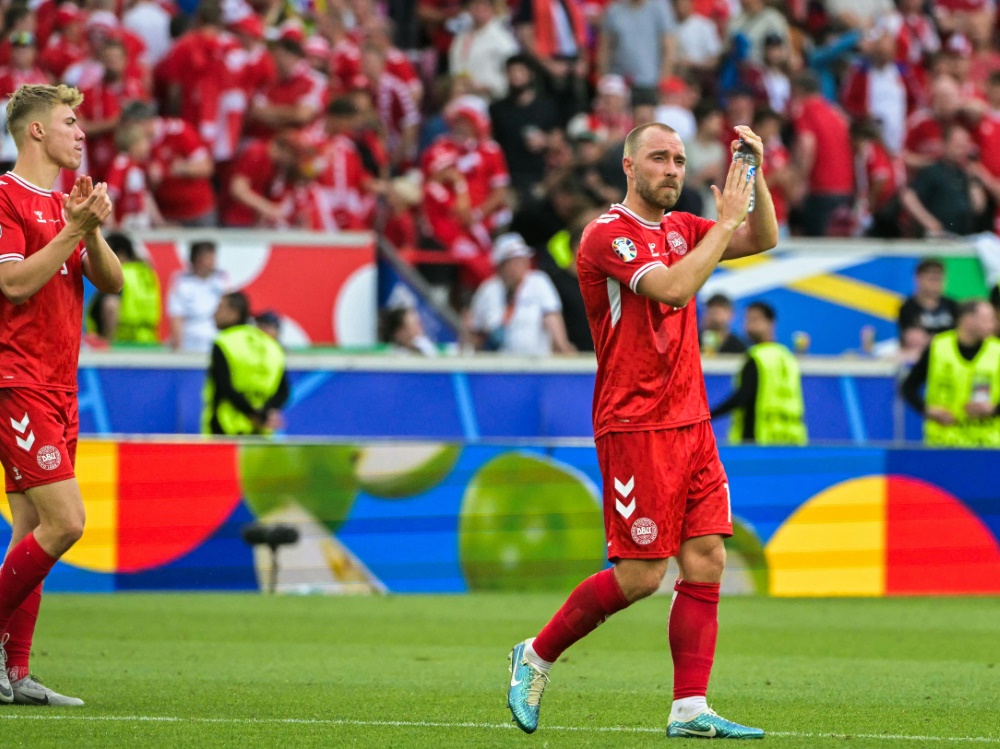 Dank an die Fans: Christian Eriksen (Foto: AFP/SID/DAMIEN MEYER)