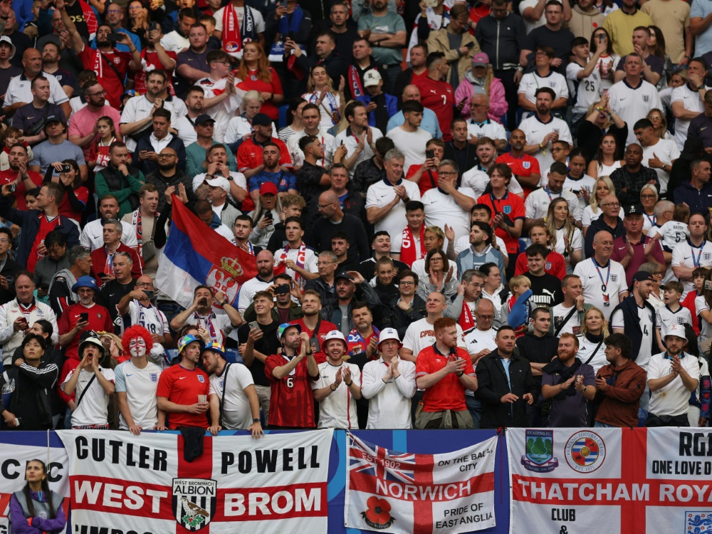 Probleme bei der Abreise: Englands Fans auf Schalke (Foto: AFP/SID/ADRIAN DENNIS)