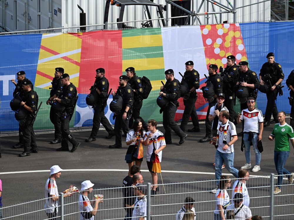 Polizisten beim Spiel in Stuttgart (Foto: IMAGO/Jan Huebner/IMAGO/Jan Huebner/SID/IMAGO/Jan Huebner)