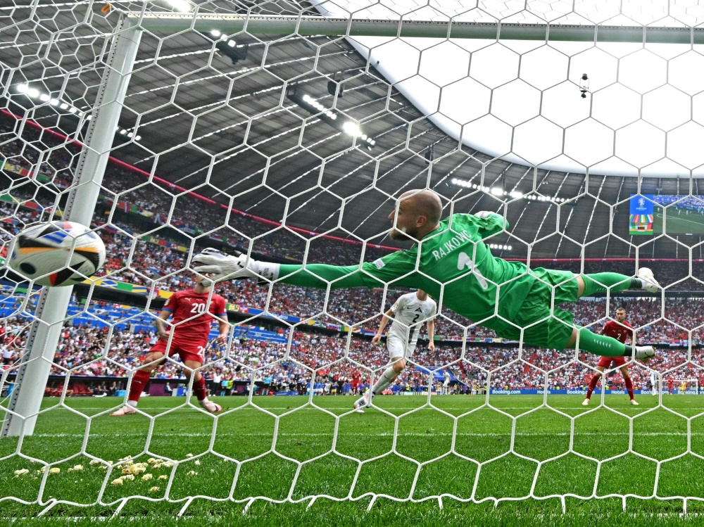 Tor für Slowenien: Predrag Rajkovic streckt sich vergeblich. (Foto: AFP/SID/DAMIEN MEYER)