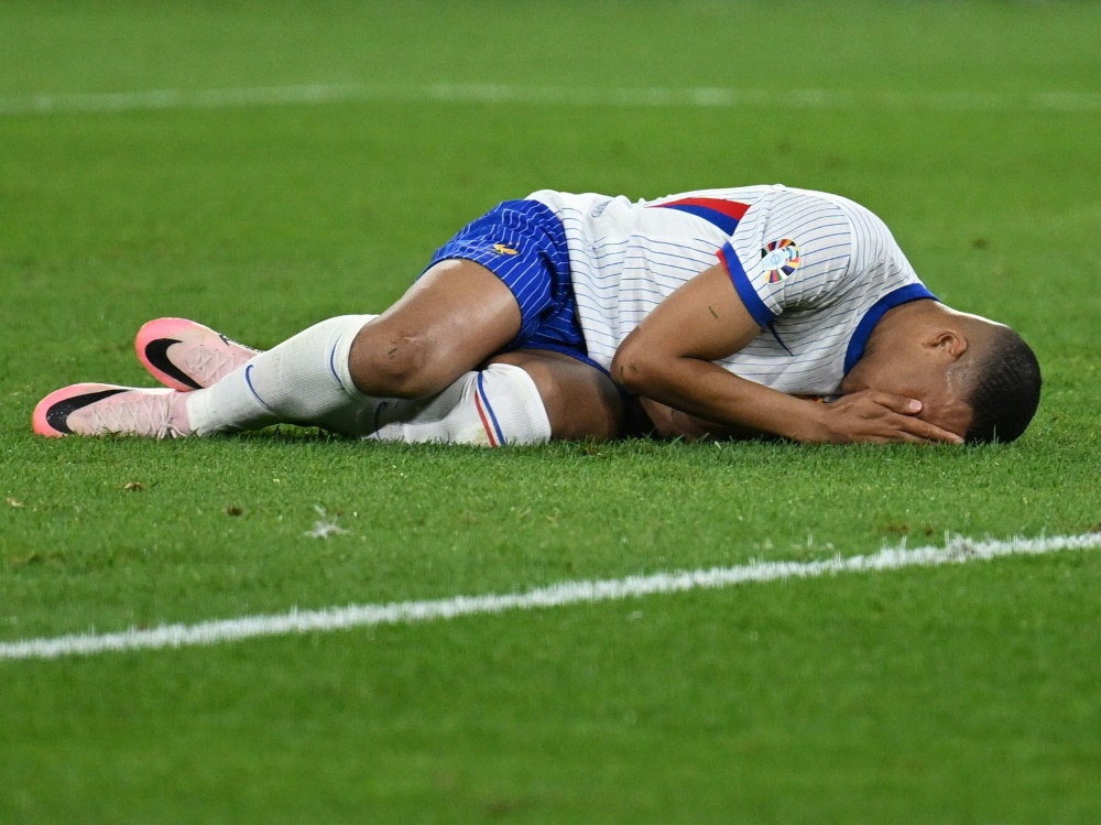 Mbappe liegt nach der Kollision am Boden (Foto: AFP/SID/OZAN KOSE)