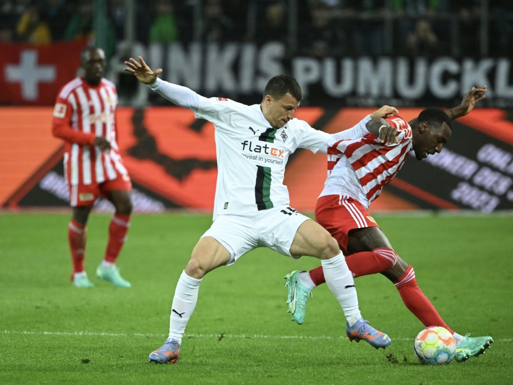 Stefan Lainer (l.) bleibt in Gladbach (Foto: AFP/SID/INA FASSBENDER)