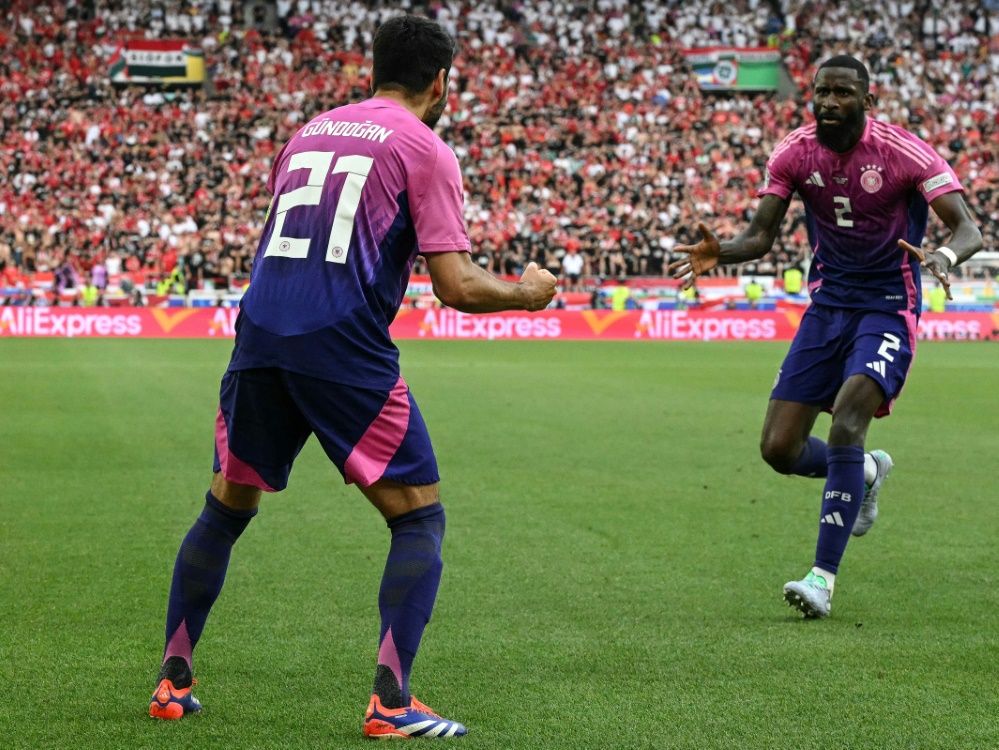 Ilkay Gündogan jubelt mit Antonio Rüdiger (Foto: AFP/SID/THOMAS KIENZLE)