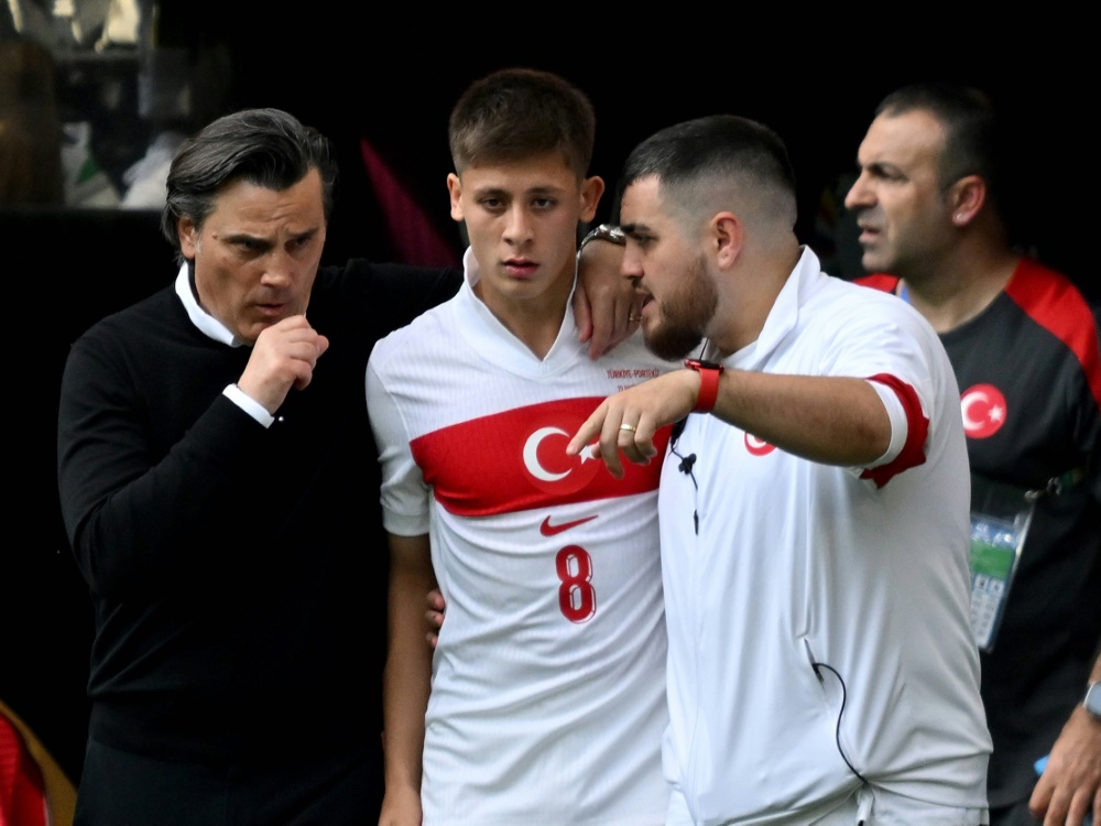 Montella (l.) bei Gülers Einwechselung (Foto: IMAGO/Jan Huebner/IMAGO/Jan Huebner/SID/IMAGO/Gerhard Schultheiß)