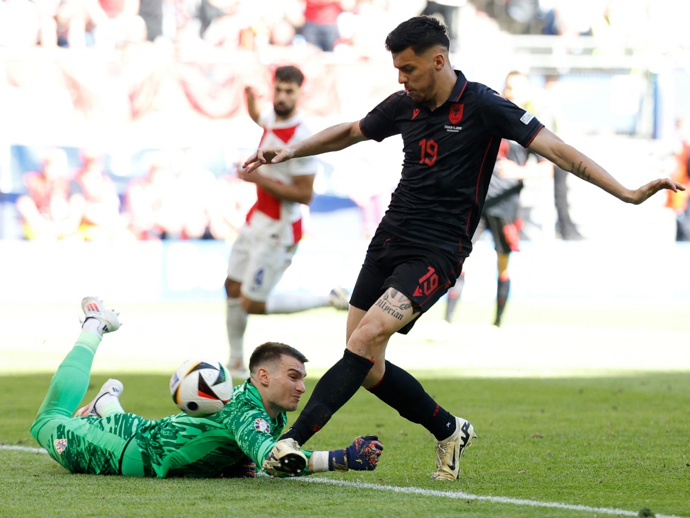 Mirlind Daku (r.) beim Spiel gegen Kroatien (Foto: AFP/SID/ODD ANDERSEN)