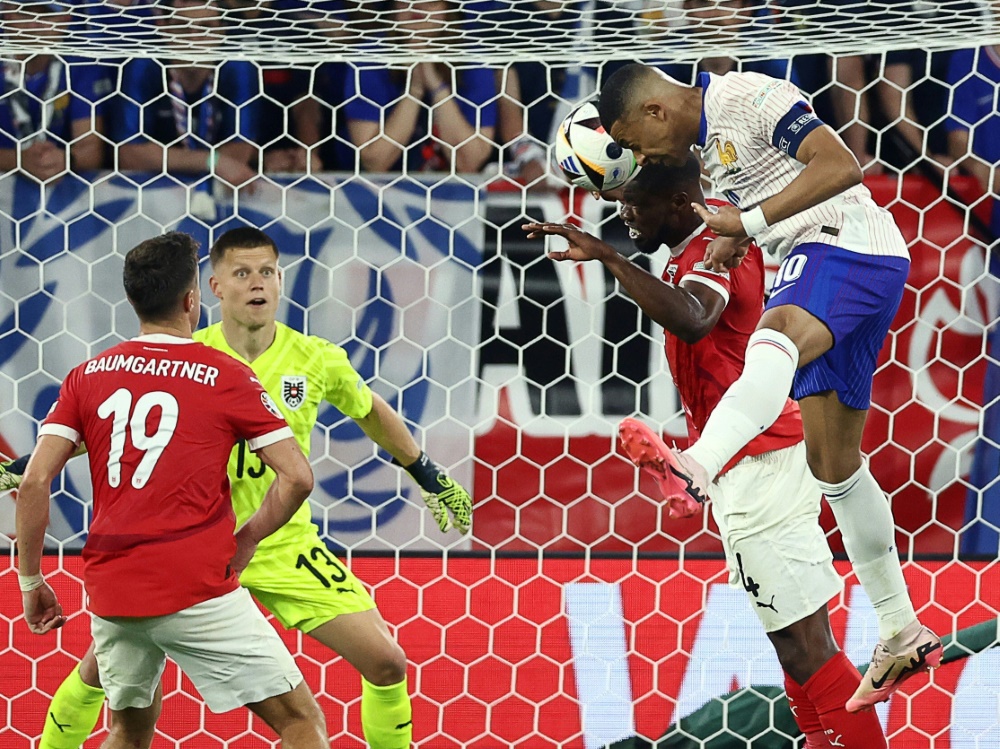 Kylian Mbappe kollidierte mit Kevin Danso (Foto: AFP/SID/FRANCK FIFE)