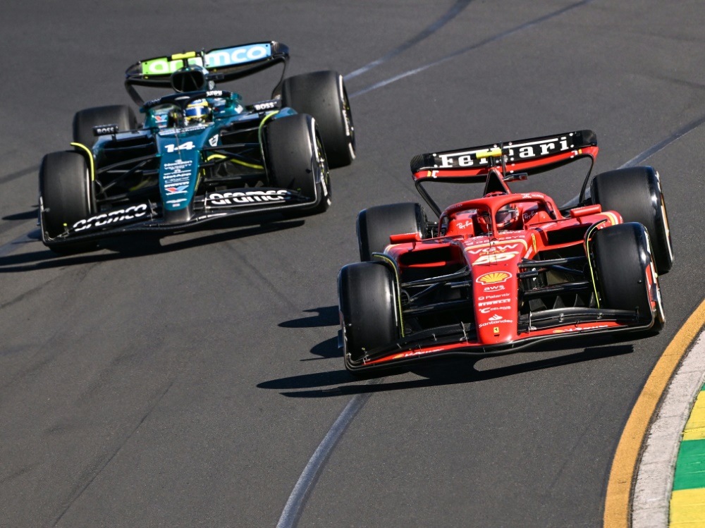 Rivalen im Cockpit: Carlos Sainz und Fernando Alonso (Foto: AFP/SID/WILLIAM WEST)