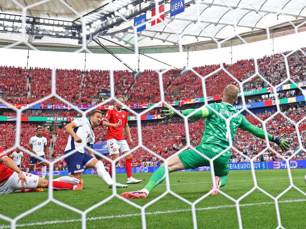 Kane stochert den Ball zum 1:0 ins Netz (Foto: AFP/SID/ADRIAN DENNIS)