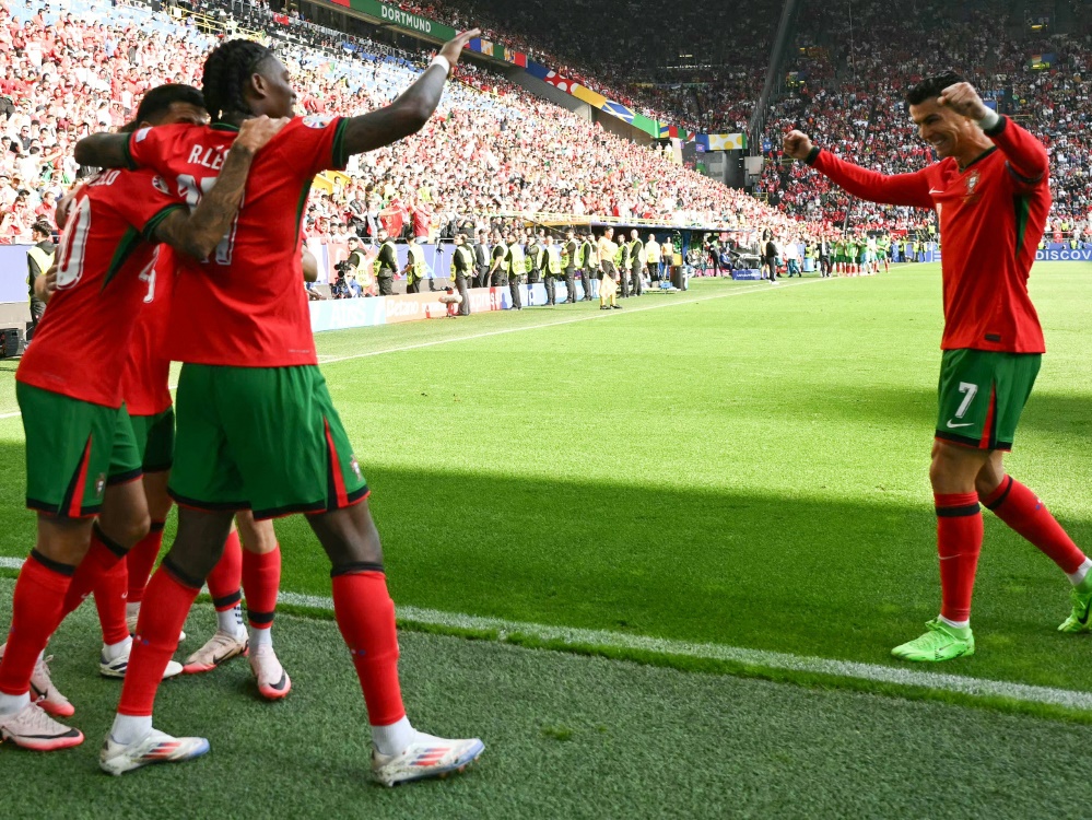 Cristiano Ronaldo (r.) steht im Achtelfinale (Foto: AFP/SID/OZAN KOSE)