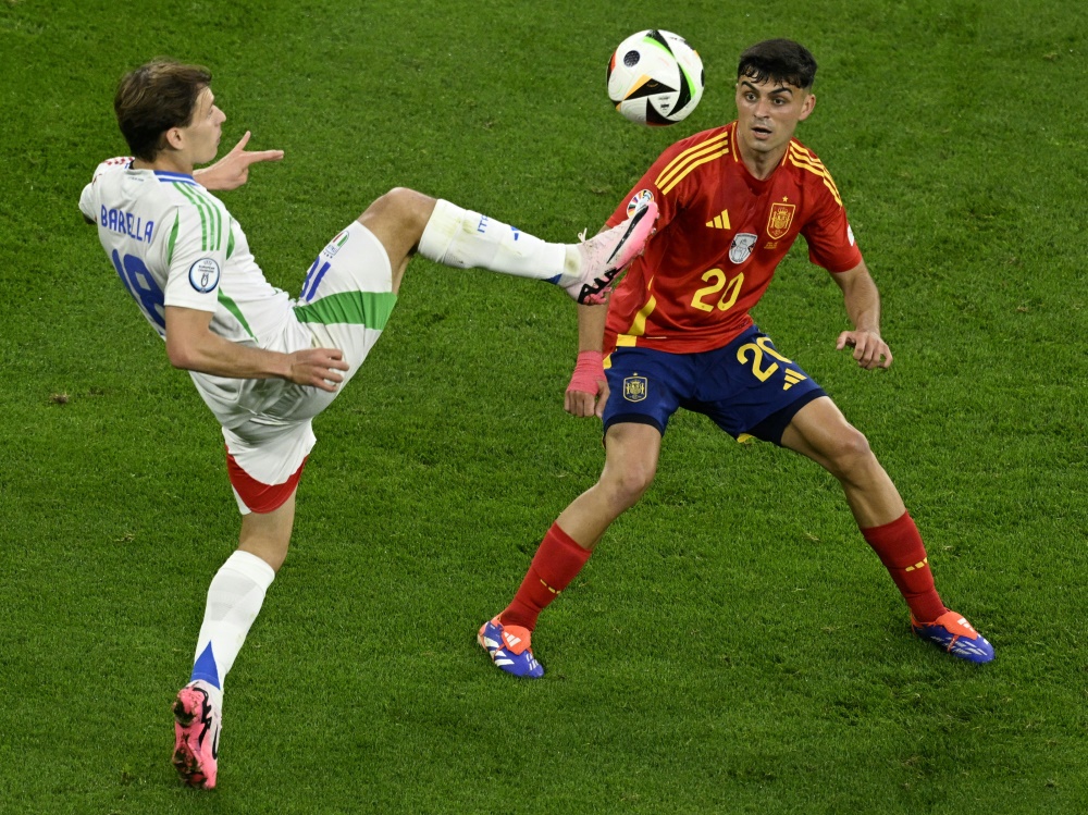 Duell zwischen Italiens Nicolo Barella und Spaniens Pedri (Foto: AFP/SID/INA FASSBENDER)