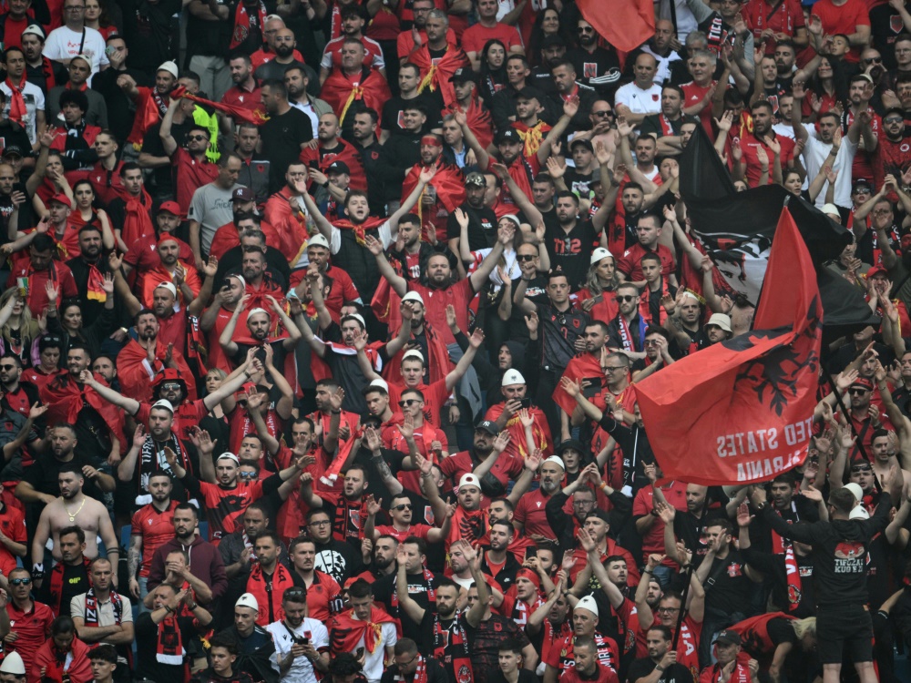 Fehlverhalten albanischer Fans hat Konsequenzen (Foto: AFP/SID/Christophe SIMON)