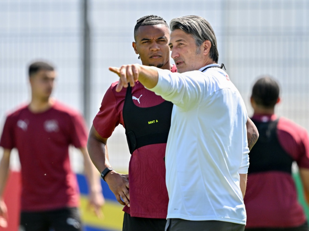 Yakin (r.) im Training mit Akanji (Foto: AFP/SID/Fabrice COFFRINI)