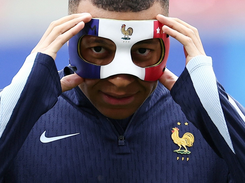 Am Donnerstag trainierte Mbappe mit Maske (Foto: AFP/SID/FRANCK FIFE)