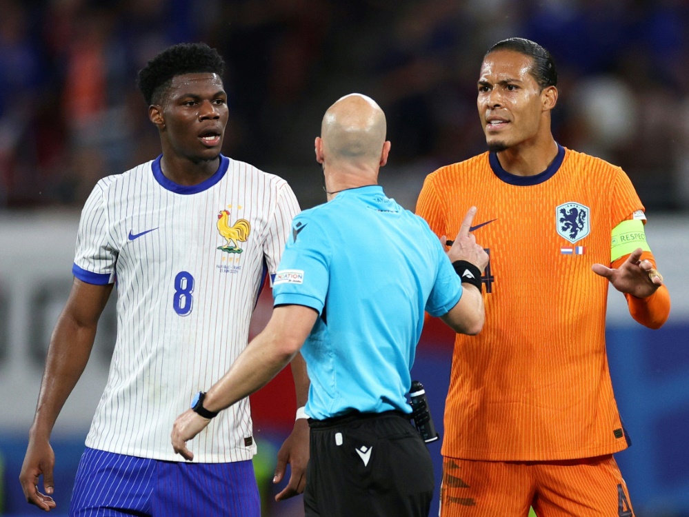 Sicher weiter: Virgil van Dijk und die Niederlande sowie Aurelien Tchouameni und Frankreich (Foto: AFP/SID/Adrian DENNIS)