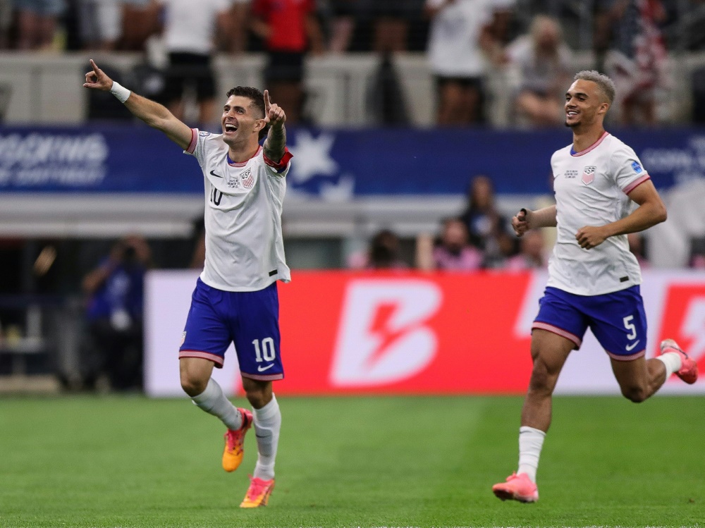 Treffsicher: Pulisic (l.) bringt die USA in Führung (Foto: AFP/GETTYIMAGES /SID/Omar Vega)