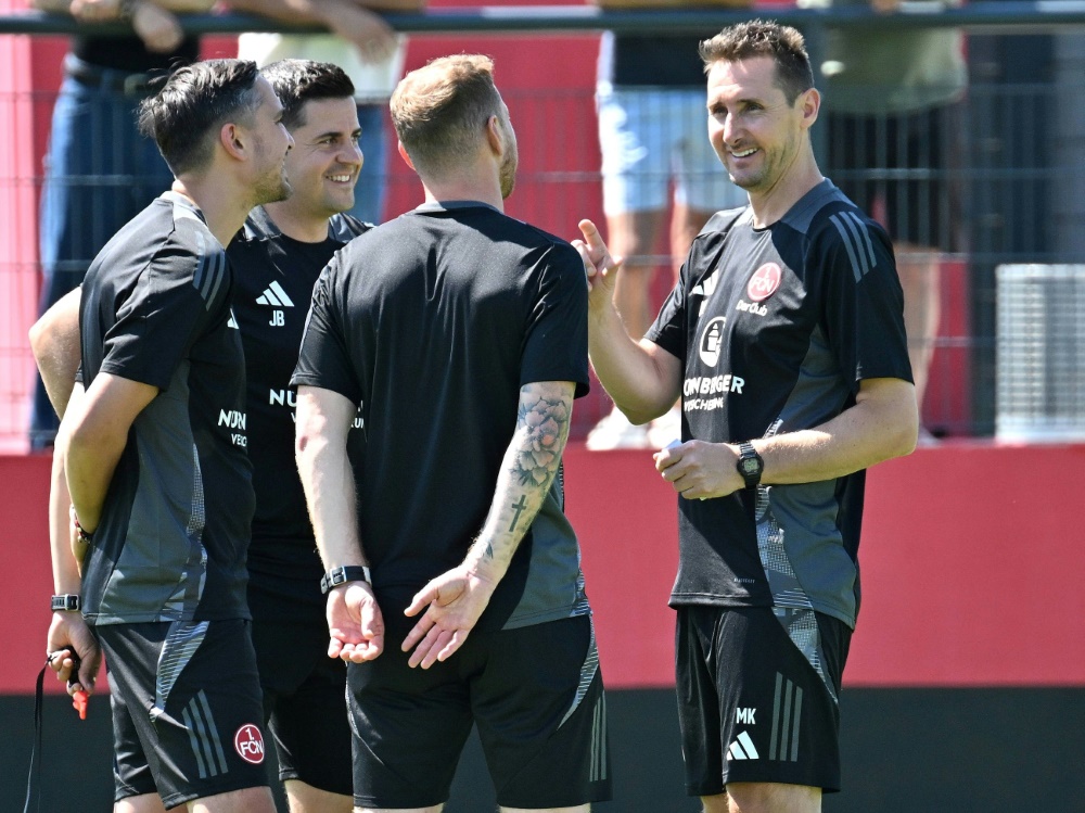 Klose und sein Trainerteam (Foto: IMAGO/Sportfoto Zink / Wolfgang Zink/IMAGO/Sportfoto Zink / Wolfgang Zink/SID/IMAGO/Sportfoto Zink / Wolfgang Zink)