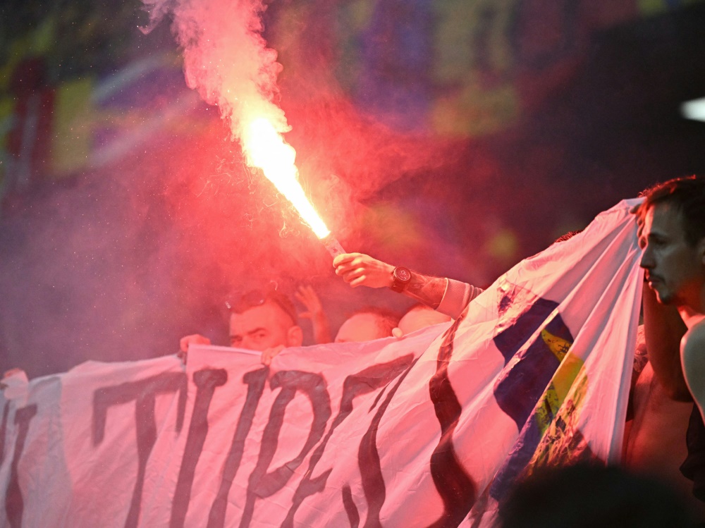 Pyro beim EM-Spiel zwischen der Slowakei und Rumänien (Foto: AFP/SID/JAVIER SORIANO)