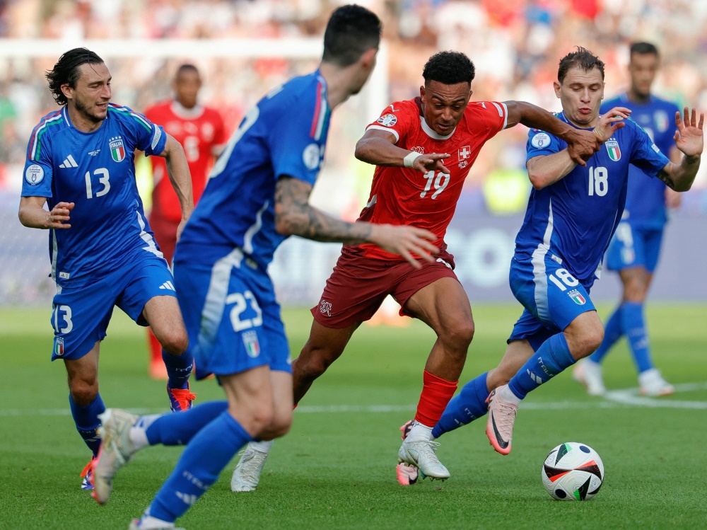 Italien und die Schweiz im Achtelfinal-Duell (Foto: AFP/SID/AXEL HEIMKEN)