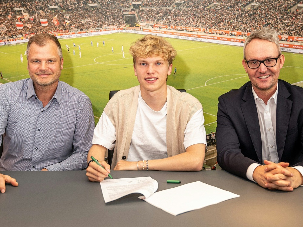 Frans Krätzig unterschreibt beim VfB (Foto: VfB Stuttgart/VfB Stuttgart/SID)