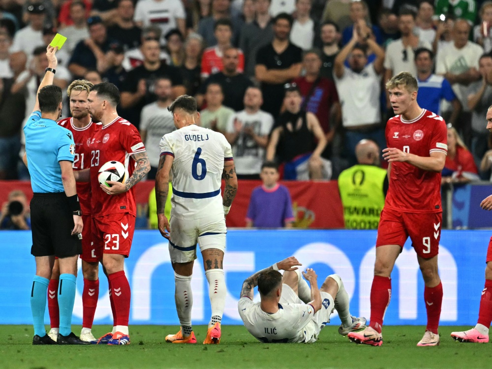 Dänemarks Morten Hjulmand sieht Gelb (Foto: AFP/SID/MIGUEL MEDINA)