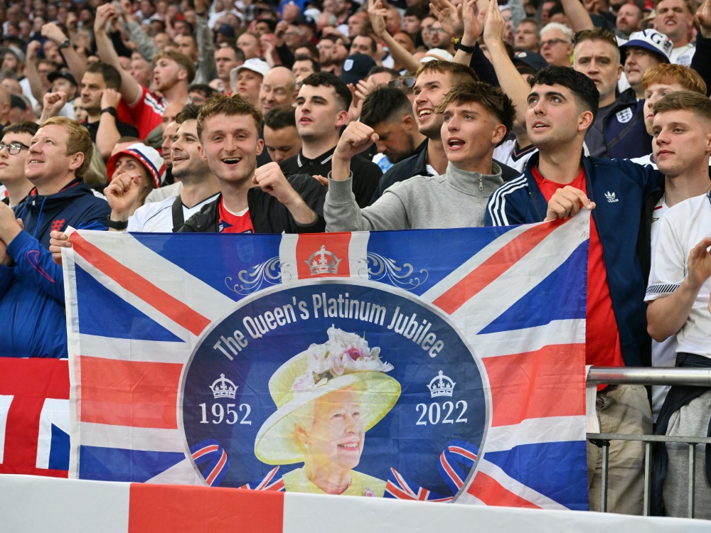 Englische Fans in der Schalker Arena (Foto: AFP/SID/ALBERTO PIZZOLI)