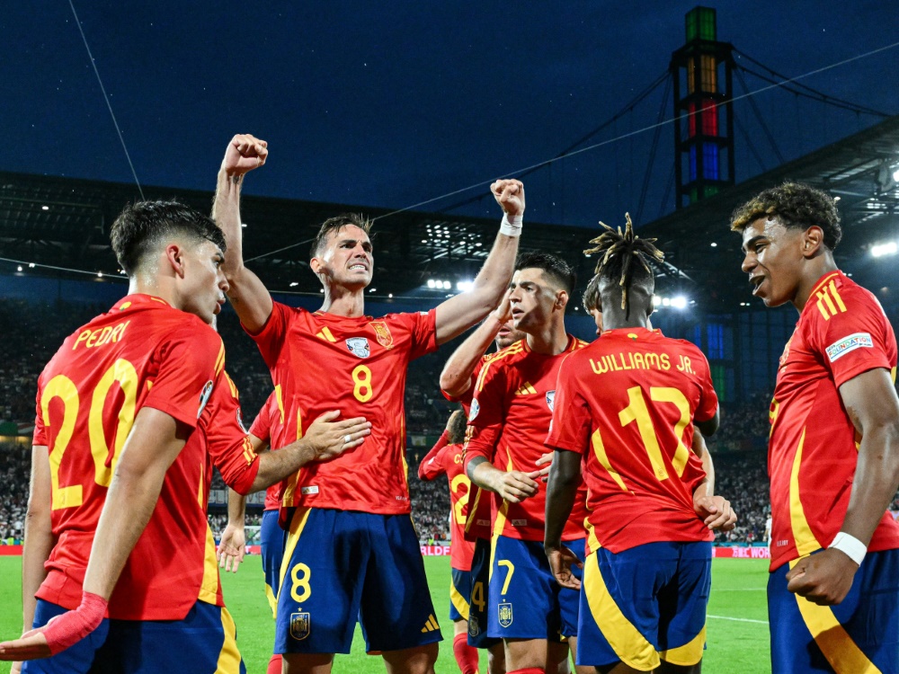 Spanien bejubelt den Treffer zum 2:1 (Foto: AFP/SID/Alberto PIZZOLI)