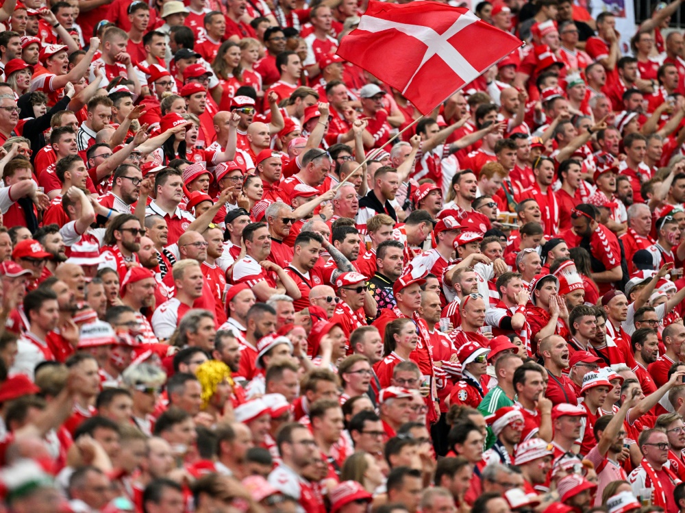 Dänische Fans beim England-Spiel (Foto: AFP/SID/KIRILL KUDRYAVTSEV)
