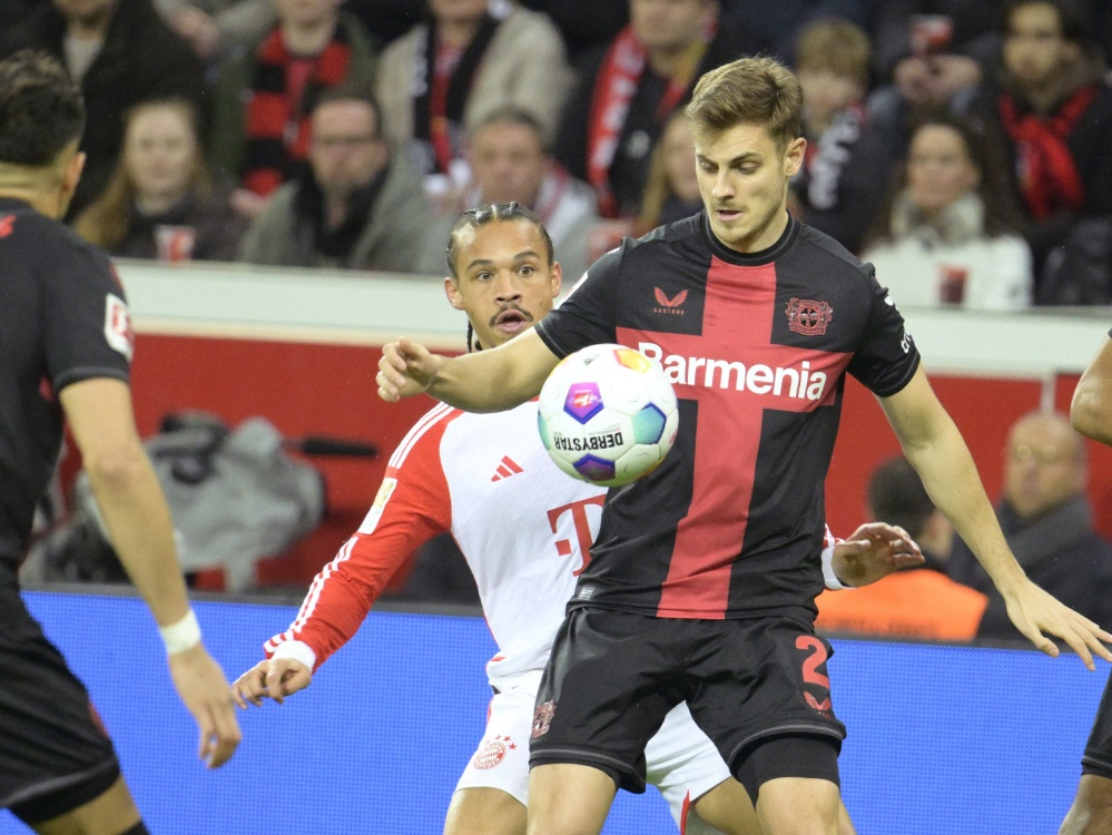 Josip Stanisic (r.) traf im Februar gegen die Bayern (Foto: AFP/SID/SASCHA SCHUERMANN)