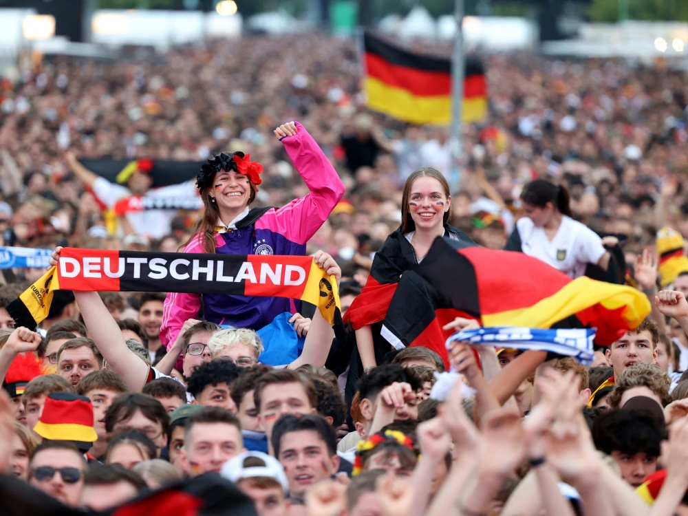 Populär: Die Fanzonen in den EM-Städten (Foto: AFP/SID/JOERG CARSTENSEN)