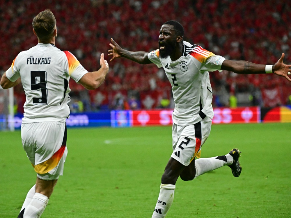 Antonio Rüdiger jubelt mit Niclas Füllkrug (Foto: AFP/SID/TOBIAS SCHWARZ)