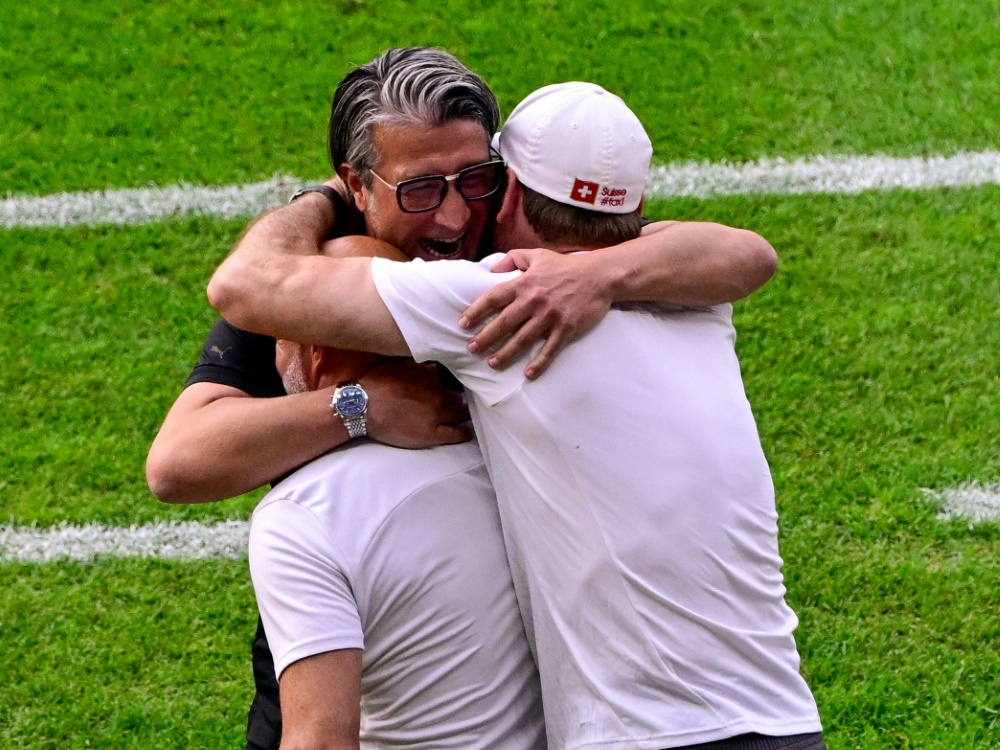 Der Schweizer Coach Murat Yakin darf jubeln (Foto: AFP/SID/JOHN MACDOUGALL)